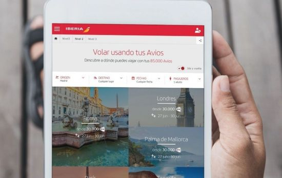 Una persona con el buscador de vuelos de Iberia Plus para "volar usando tus Avios" / EUROPA PRESS Una persona con el buscador de vuelos de Iberia Plus para "volar usando tus Avios" / EUROPA PRESS