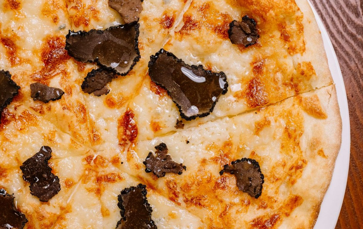 Una pizza con trufa / FREEPIK - STOCKKING