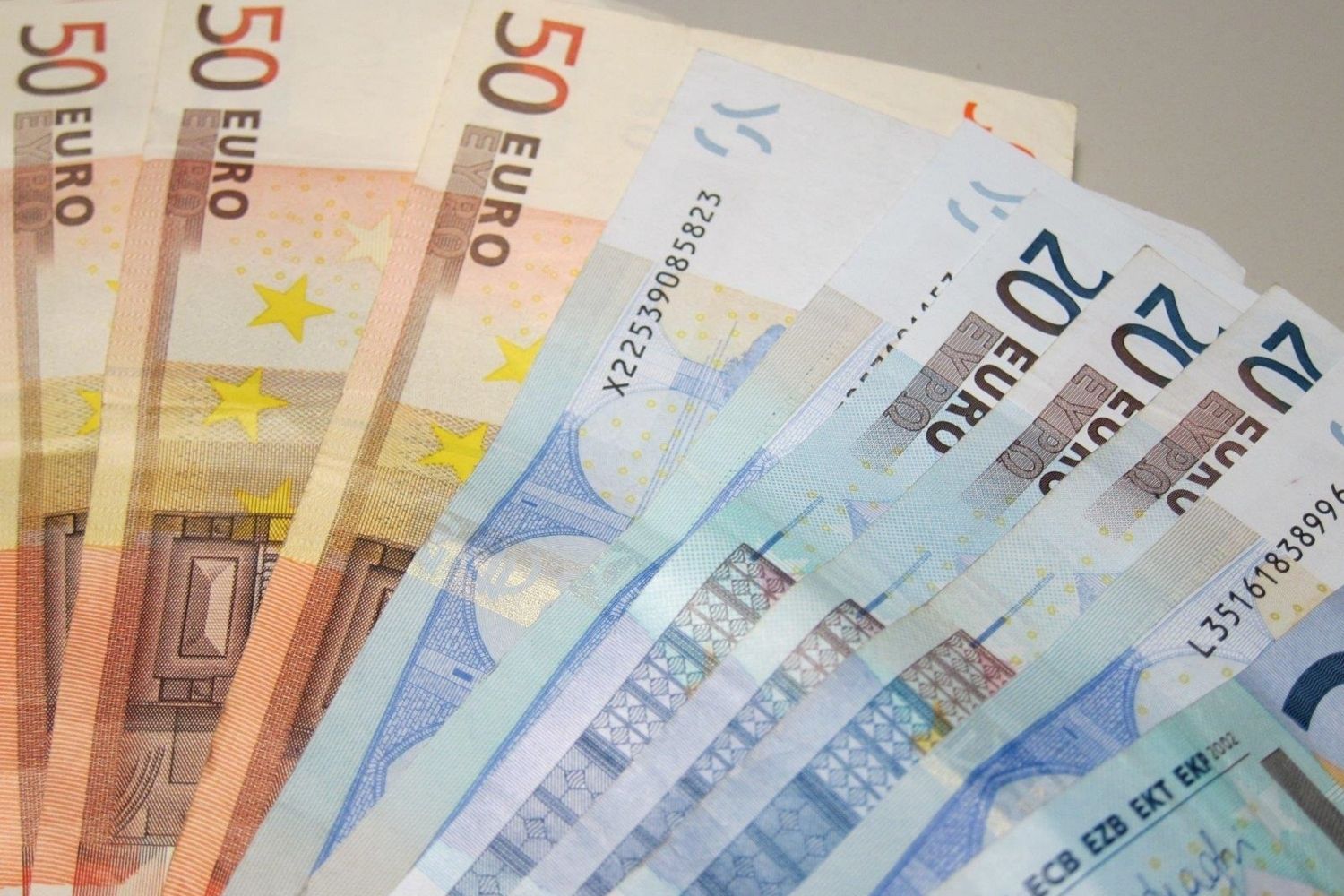 Billetes de 50 y 20 euros que la banca remunera los depósitos como hace una década / EP Billetes de 50 y 20 euros que la banca remunera los depósitos como hace una década / EP