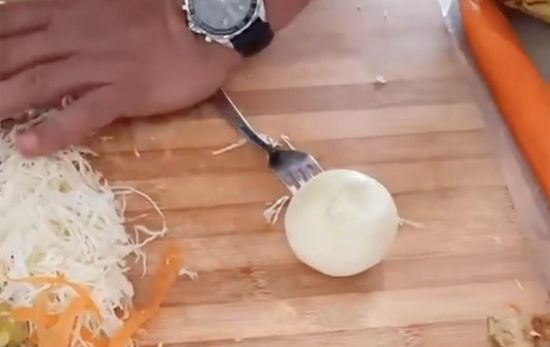 Forma de colocar la cebolla para no abrirla y empezar a llorar/ David Pareja Forma de colocar la cebolla para no abrirla y empezar a llorar/ David Pareja