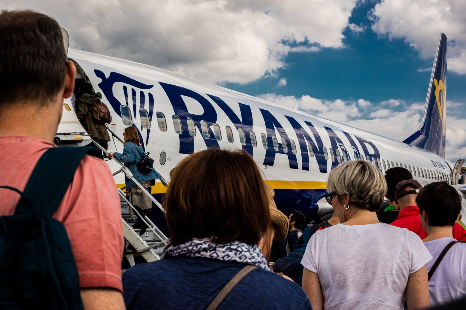 Varios pasajeros de Ryanair con su maleta / UNSPLASH