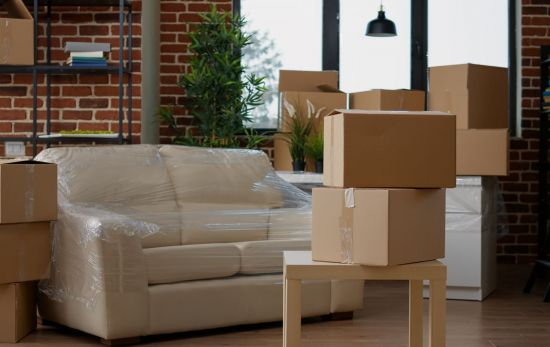 Varios muebles y cajas en un salón / FREEPIK - DCStudio Varios muebles y cajas en un salón / FREEPIK - DCStudio