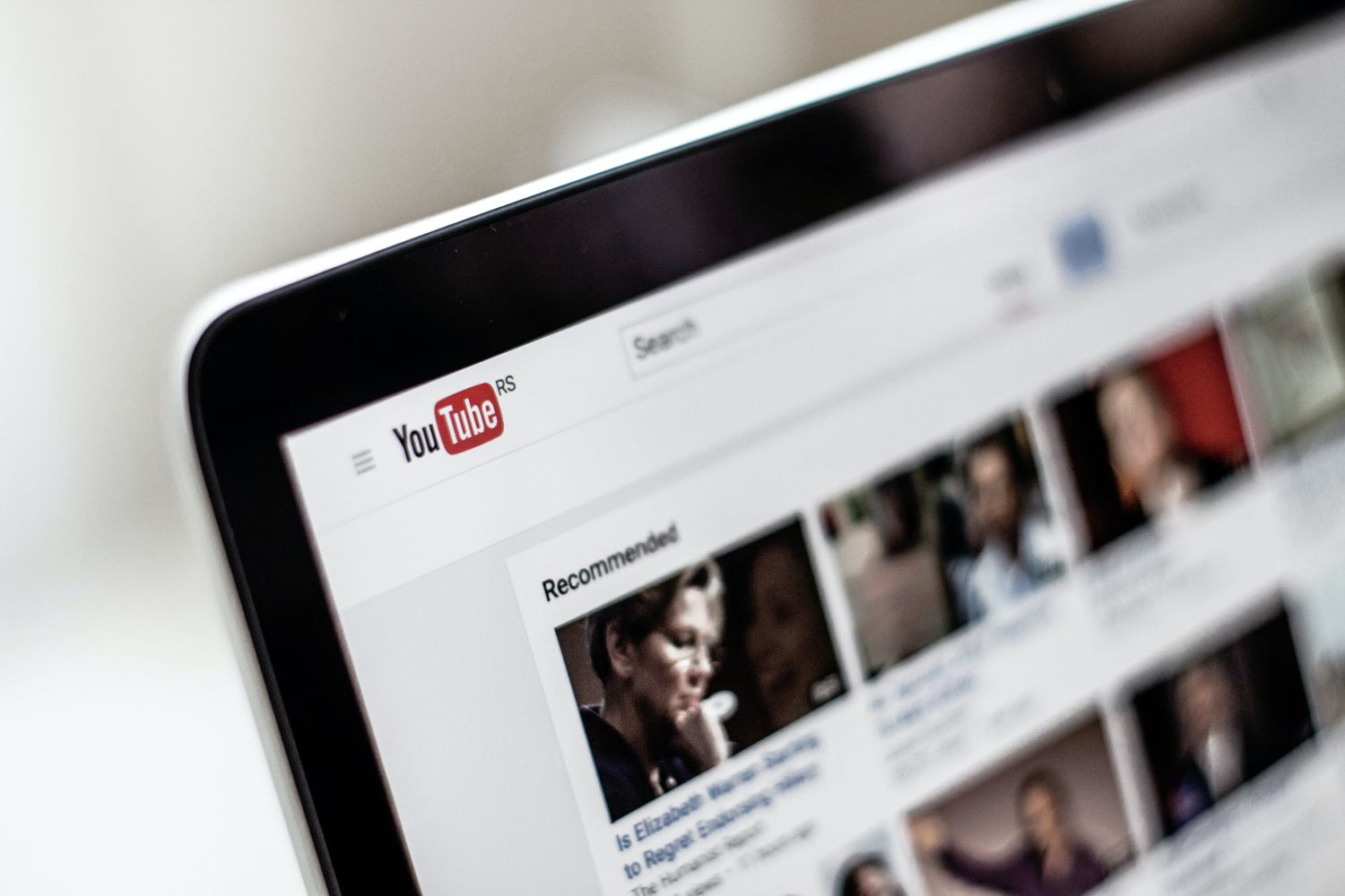 Un ordenador con YouTube abierto / UNSPLASH Un ordenador con YouTube abierto / UNSPLASH
