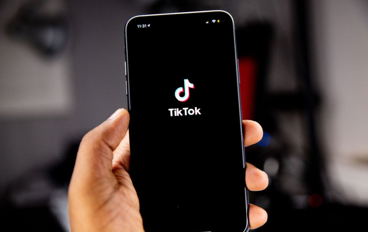Un móvil con la aplicación de TikTok / UNSPLASH