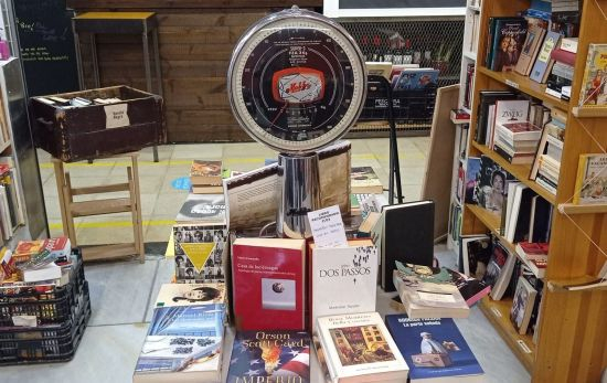 La báscula de La Casquería para pesar los libros / LACASQUERÍA La báscula de La Casquería para pesar los libros / LACASQUERÍA