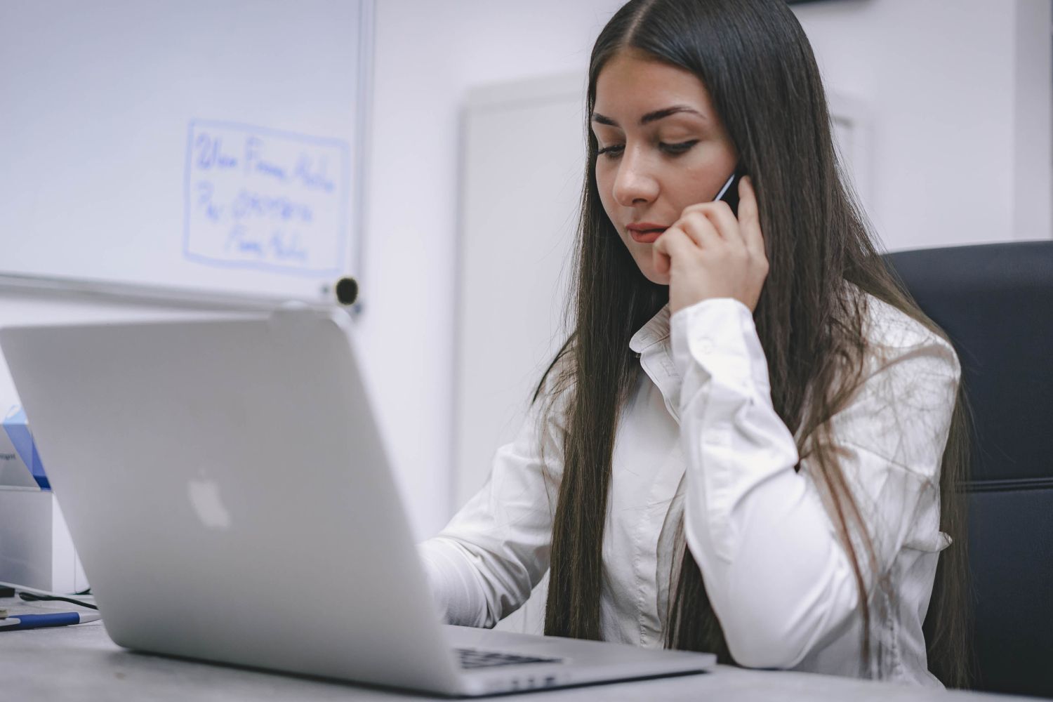 Una mujer llama por teléfono / UNSPLASH