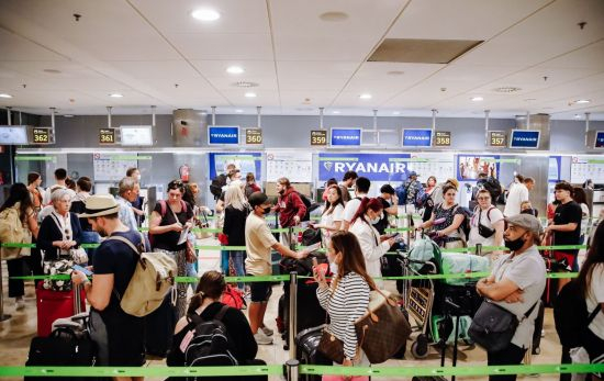 Colas en el aeropuerto de Barajas por un paro de Ryanair, una de las aerolíneas que más reclamaciones acumula / EP