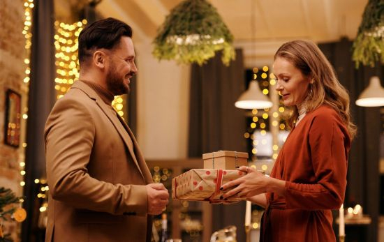 Una pareja se hace un regalo por Navidad / PEXELS Una pareja se hace un regalo por Navidad / PEXELS