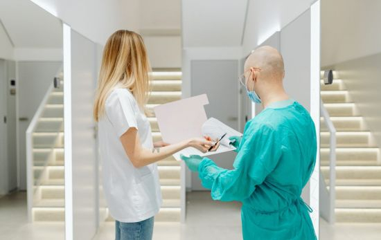Dos profesionales valoran el tratamiento a seguir para un paciente con cáncer / PEXELS Dos profesionales valoran el tratamiento a seguir para un paciente con cáncer / PEXELS