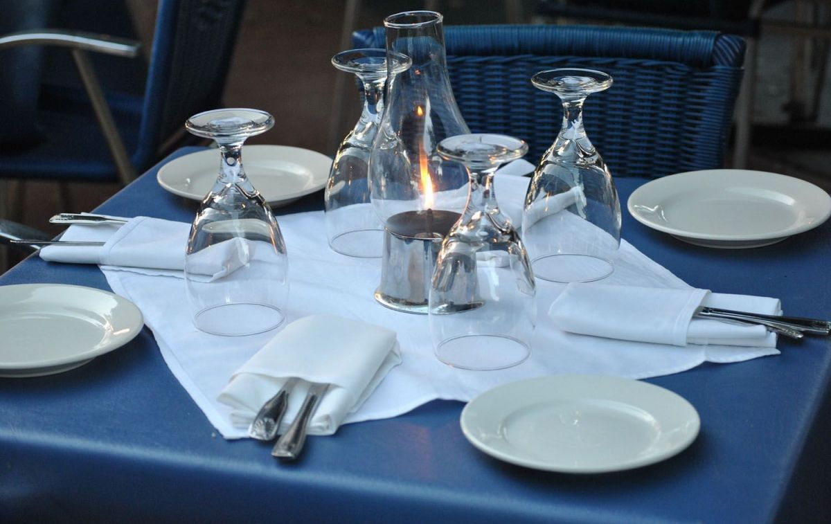 La mesa de un restaurante preparada para comer / PEXELS