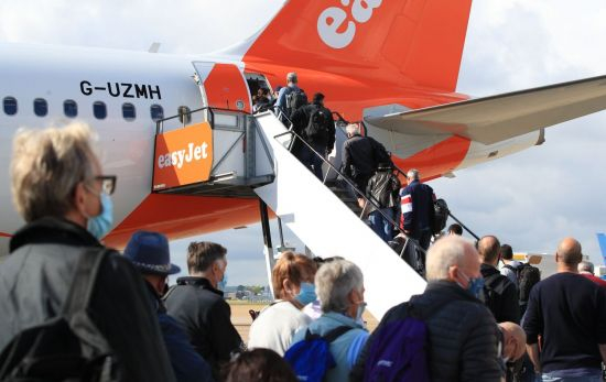 Pasajeros suben a un avión de EasyJet / EP