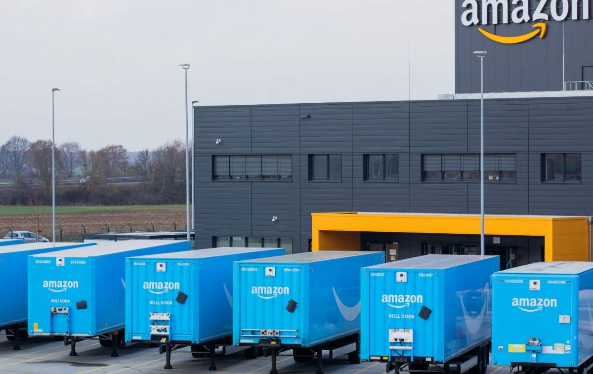 Camiones de Amazon en un centro de logística de la compañía / EP