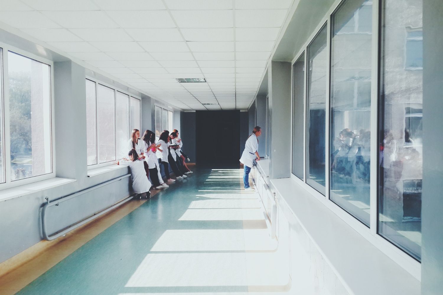 El pasillo de un hospital / UNSPLASH El pasillo de un hospital / UNSPLASH
