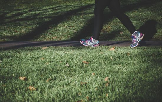 Una persona sale andar después de sus comidas/ UNSPLASH Una persona sale andar después de sus comidas/ UNSPLASH