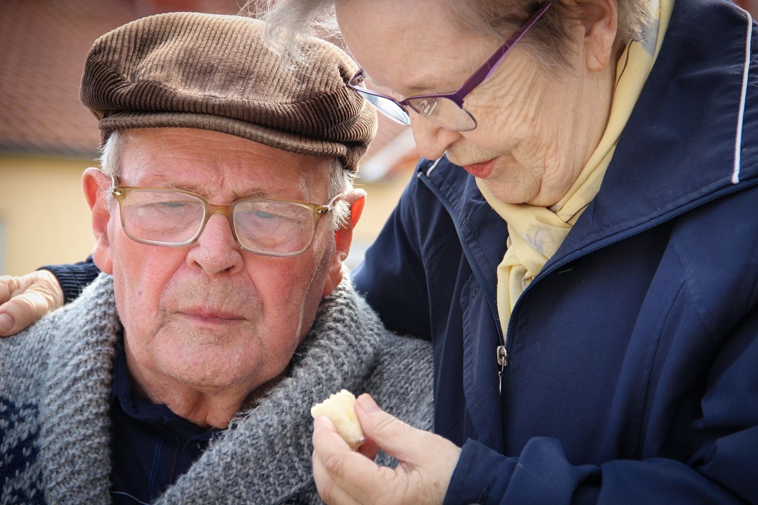 Dos personas mayores a los que se les subirá la pensión en 2023 / PIXABAY