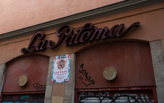 La fachada con el cartel de la fiesta de Fin de Año / Luis Miguel Añón (CG) La fachada con el cartel de la fiesta de Fin de Año / Luis Miguel Añón (CG)