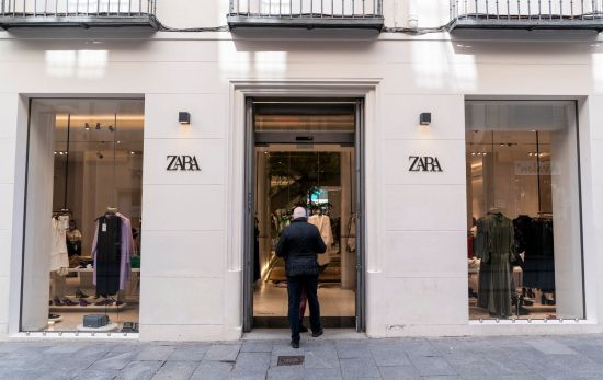 Una tienda de Zara (grupo Inditex) en la que hay rebajas / EUROPA PRESS Una tienda de Zara (grupo Inditex) en la que hay rebajas / EUROPA PRESS