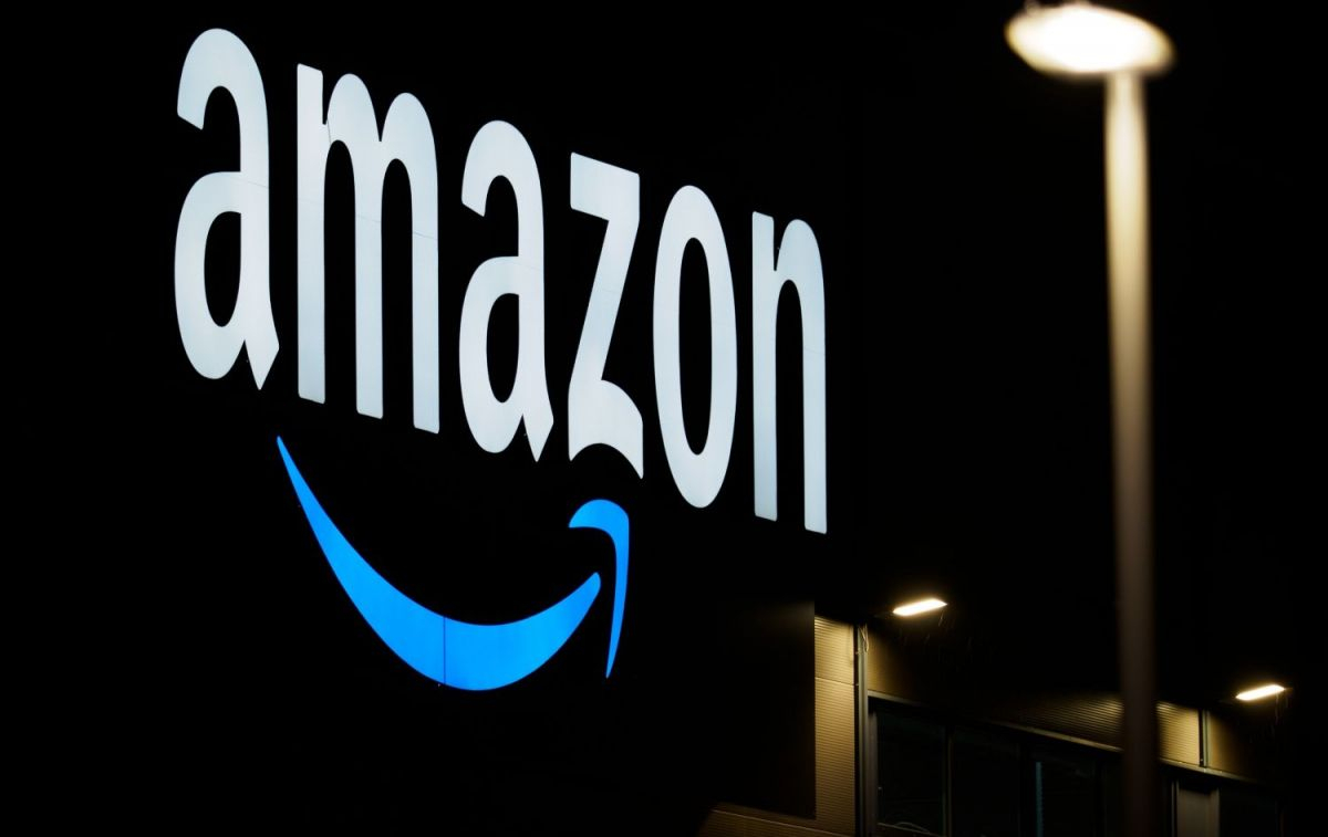 El logo de Amazon en la fachada de un centro logístico de la compañía / EP