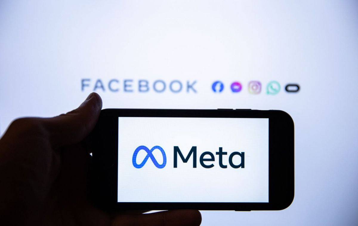 Un móvil con el logo de Meta y el fondo de Facebook / EP - Onur Dogman / SOPA Images via ZUMA / DPA