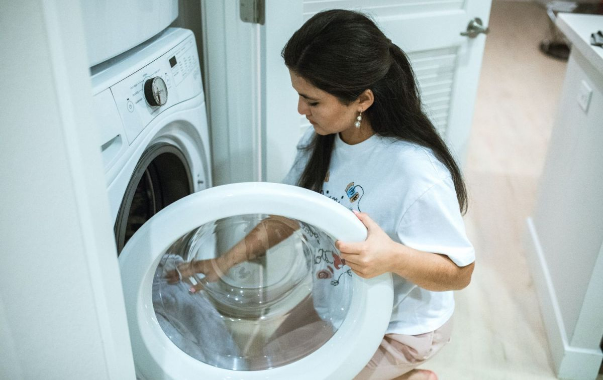 Una mujer pone la lavadora / PEXELS
