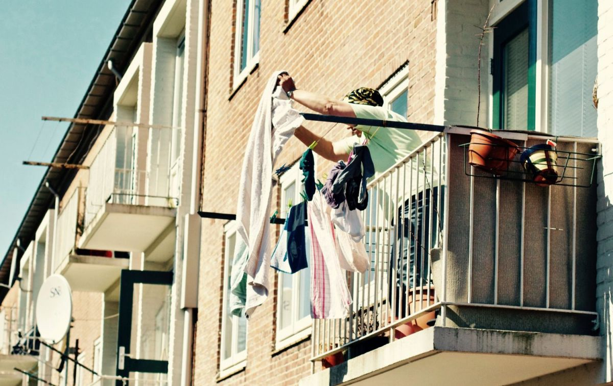 Una persona tiende la ropa en el balcón /  PEXELS