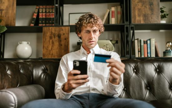 Un consumidor con una tarjeta revolving / PEXELS