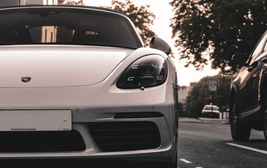 El faro de un Porsche / UNSPLASH El faro de un Porsche / UNSPLASH