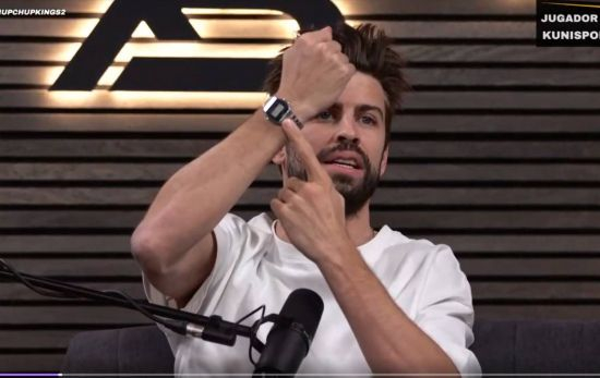 Piqué con un reloj Casio, marca a la que patrocina a raíz de una de la canciones de despecho de Shakira / TWITCH Piqué con un reloj Casio, marca a la que patrocina a raíz de una de la canciones de despecho de Shakira / TWITCH