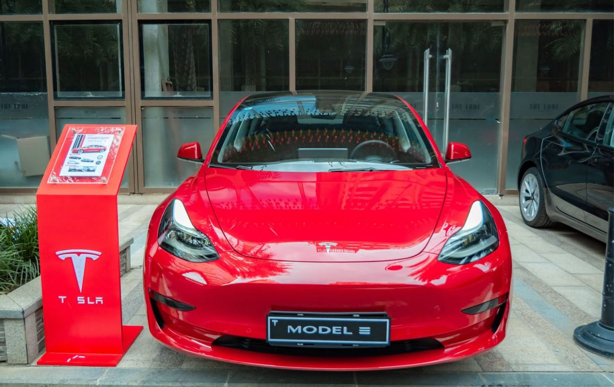 Varios coches Tesla en un concesionario / PEXELS