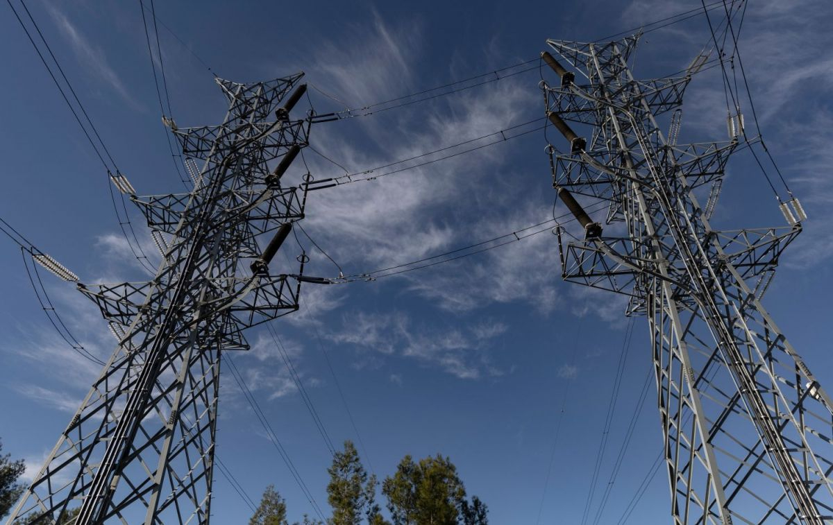 Tendido eléctrico, que transporta la luz / EP