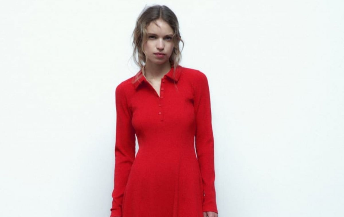 El vestido corto con cuello de polo en color rojo / ZARA