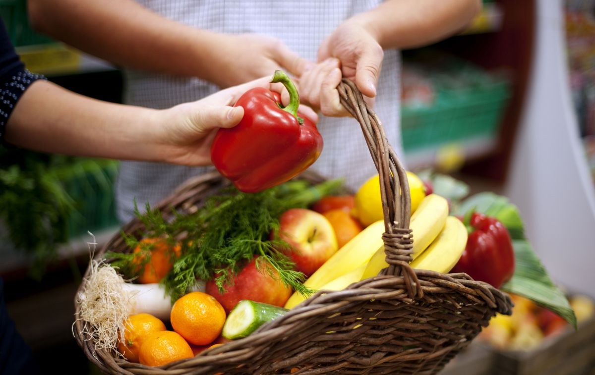 Una cesta de la compra llena de frutas y verduras / FREEPIK
