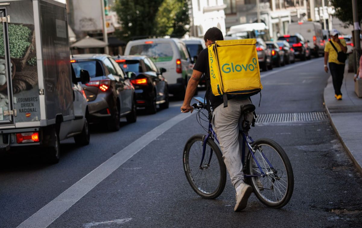 Un repartidor de Glovo en bicicleta por una calle del centro de Madrid / Alejandro Martínez Vélez - EP