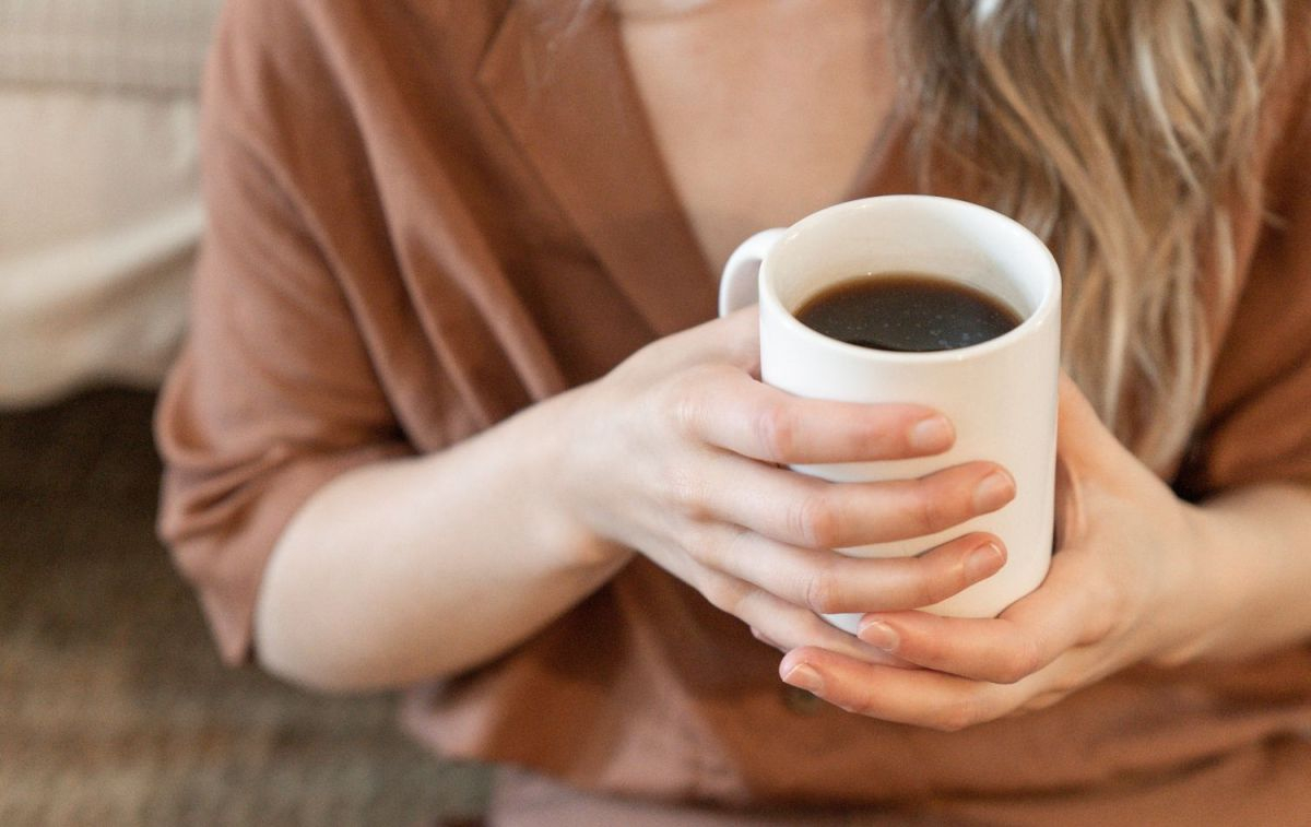 Una persona toma una infusión hecha con un superalimento / PEXELS Una persona toma una infusión hecha con un superalimento / PEXELS