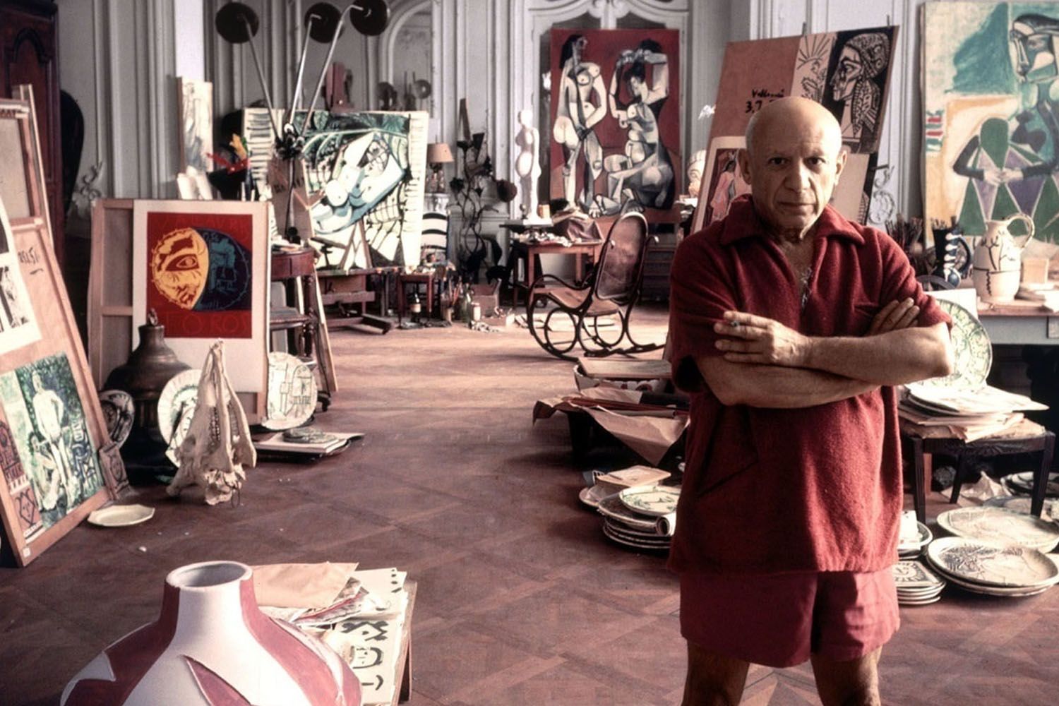 Pablo Picasso en su estudio junto a numerosas obras / EP