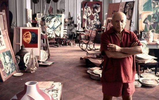 Pablo Picasso en su estudio junto a numerosas obras / EP Pablo Picasso en su estudio junto a numerosas obras / EP
