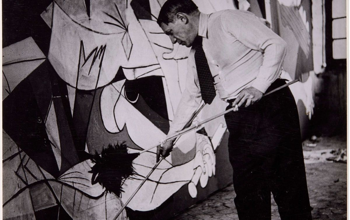 Picasso trabajando en el 'Guernica' / DORA MAAR