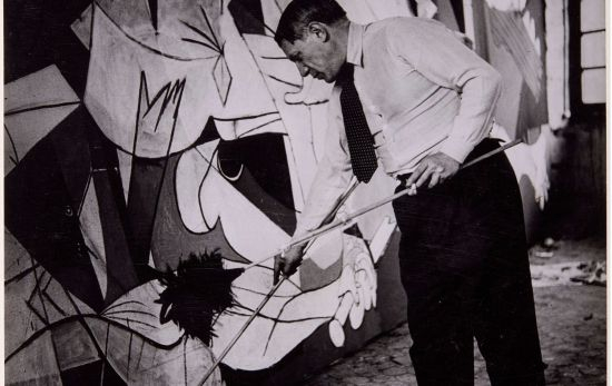 Picasso trabajando en el 'Guernica' / DORA MAAR Picasso trabajando en el 'Guernica' / DORA MAAR