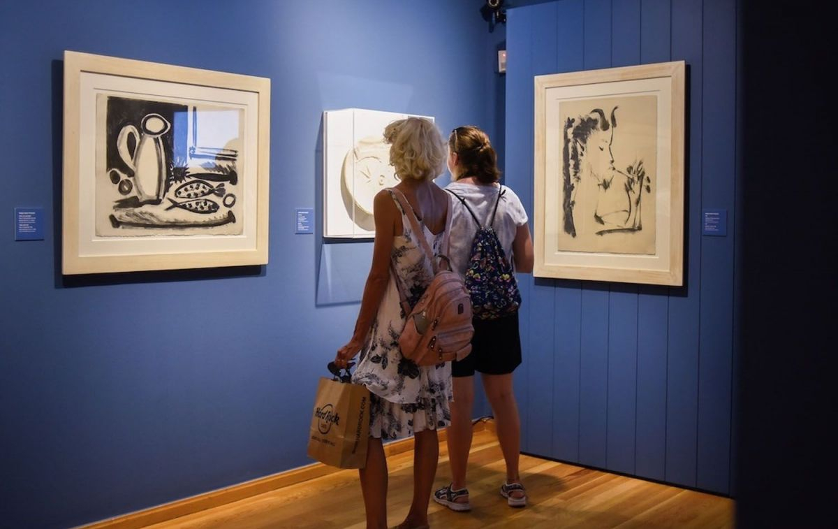 Dos mujeres en una exposición del Museo Casa Natal Picasso en Málaga / AYUNTAMIENTODEMÁLAGA