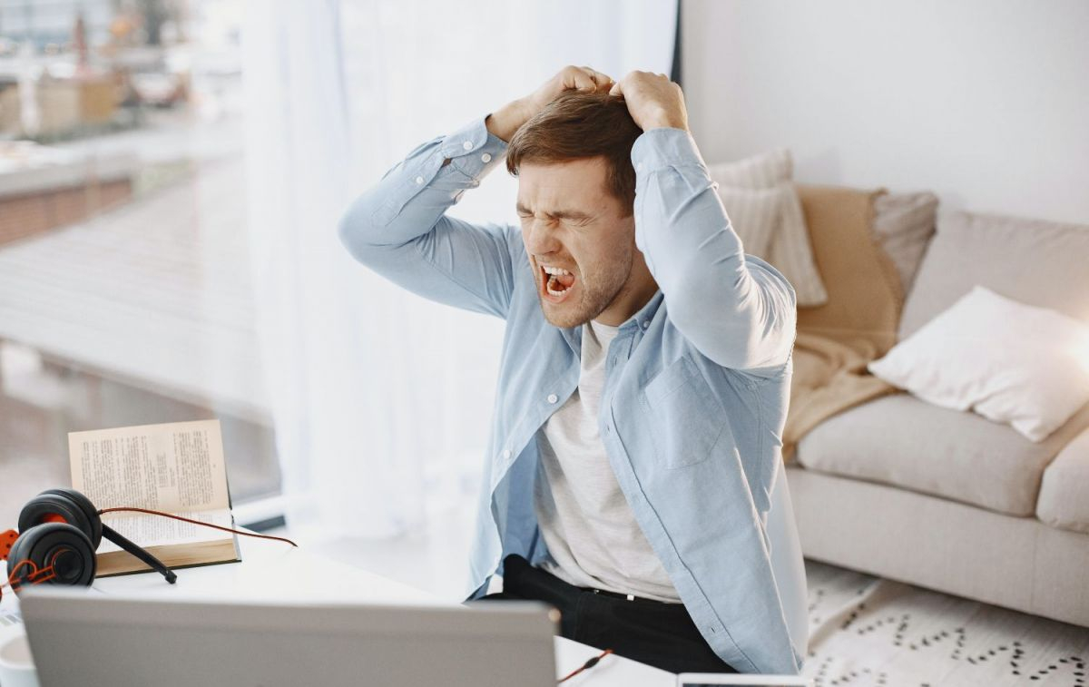 Un consumidor frustrado delante del ordenador / PEXELS