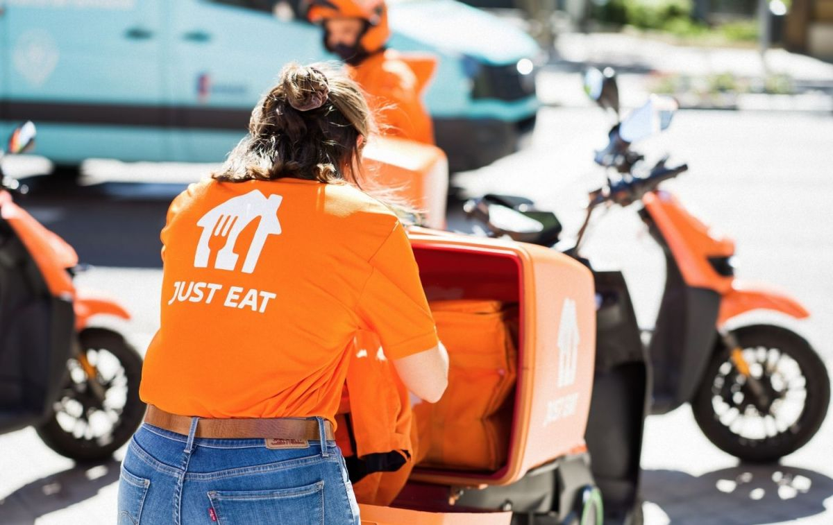 Una repartidora de Just Eat manipula un paquete / EP Una repartidora de Just Eat manipula un paquete / EP