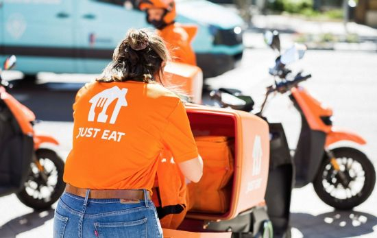Una repartidora de Just Eat manipula un paquete / EP Una repartidora de Just Eat manipula un paquete / EP