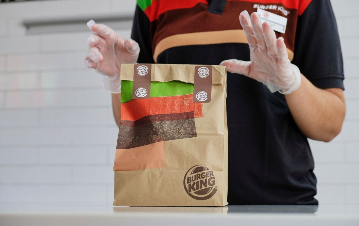 Una bolsa con el producto que ha empezado a cobrar Burger King / EP - Jesús Hellín