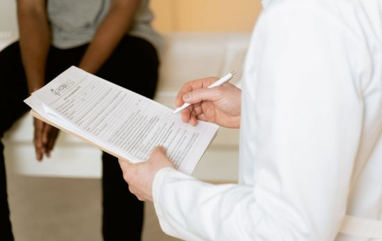 Un médico redacta un informe de un trabajador que está de baja / PEXELS Un médico redacta un informe de un trabajador que está de baja / PEXELS