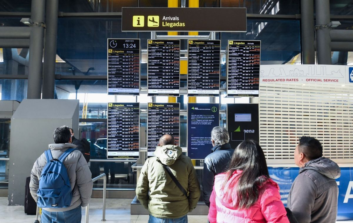 Pasajeros leen los paneles informativos sobre la huelga de controladores en el Aeropuerto Madrid-Barajas / EP