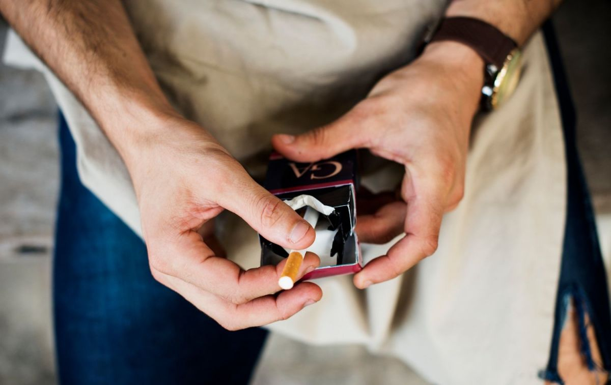 Un hombre y una caja de tabaco / UNSPLASH