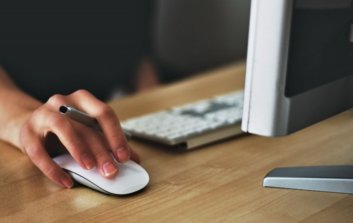 Una persona recibe un correo de la Dirección General de Tráfico / PEXELS Una persona recibe un correo de la Dirección General de Tráfico / PEXELS