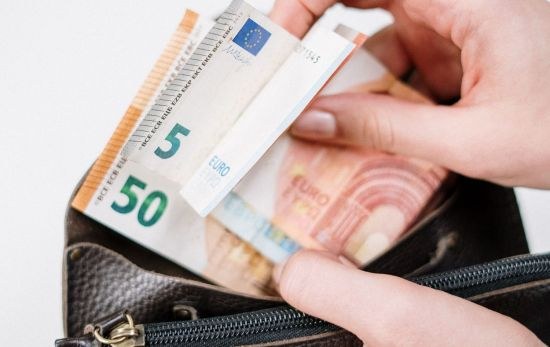 Una persona saca dinero en efectivo para pagar / PEXELS Una persona saca dinero en efectivo para pagar / PEXELS