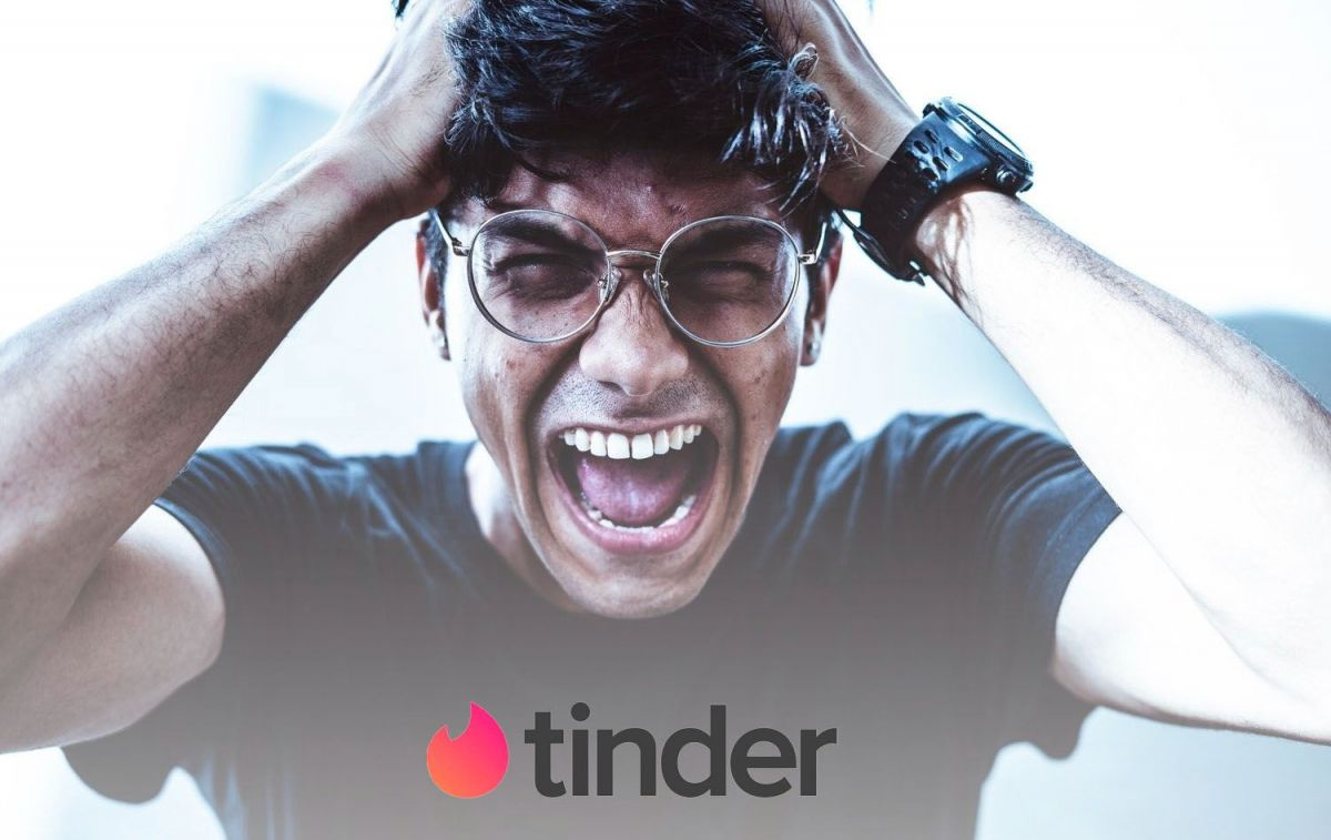 Un joven y el logo de Tinder / CG