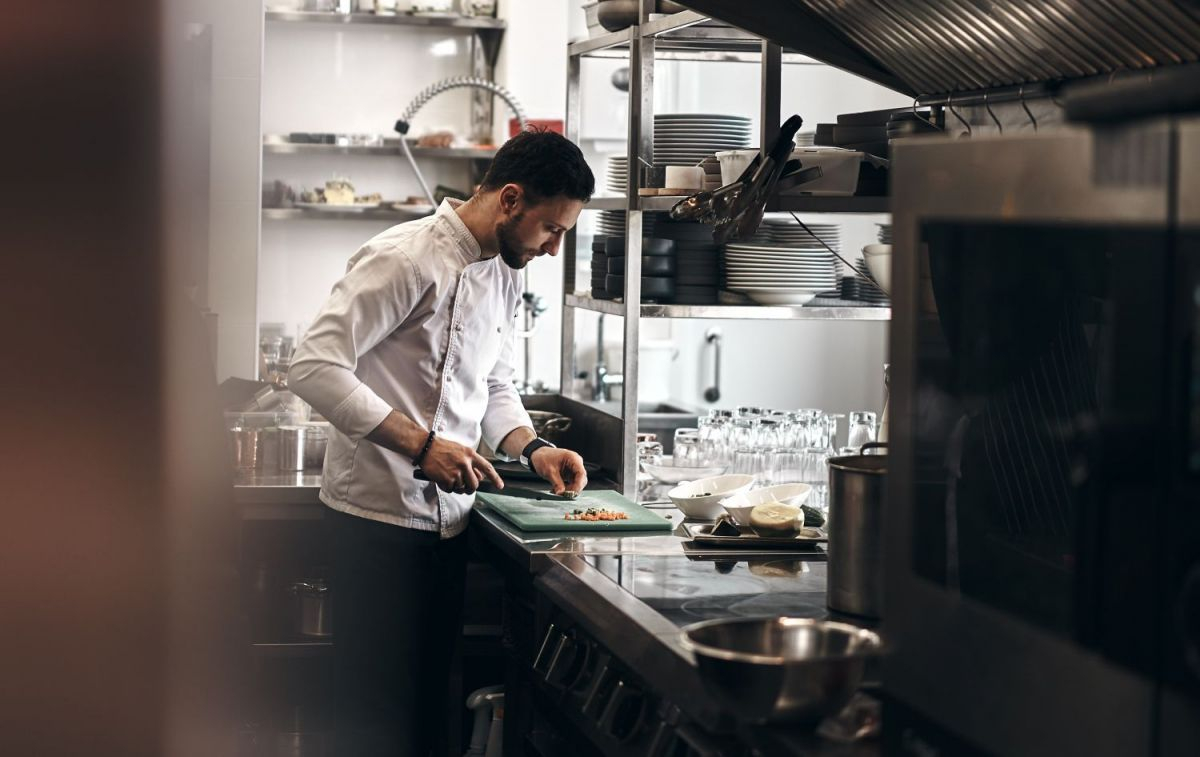 Un cocinero en uno de los mejores restaurantes de España elegidos por TheFork / UNSPLASH Un cocinero en uno de los mejores restaurantes de España elegidos por TheFork / UNSPLASH